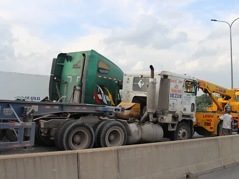 2 container va chạm trên cầu Phú Mỹ, hàng trăm phương tiện ùn ứ ảnh 4 Đến khoảng 16 giờ chiều cùng ngày, phương tiện cứu hộ đã di dời hai xe gặp nạn